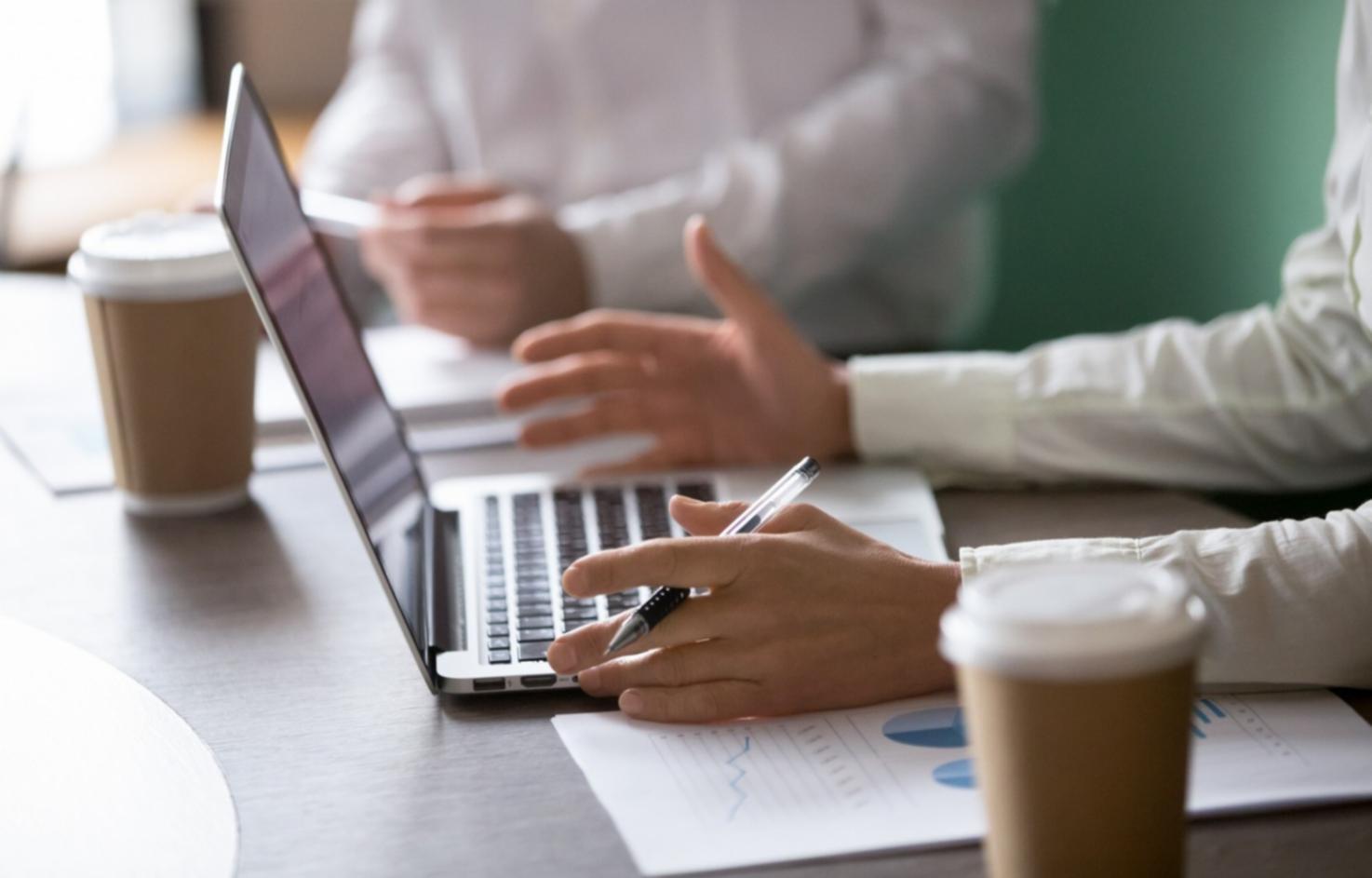 Analyse financière moderne avec graphiques et données